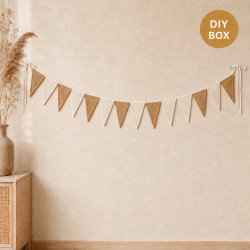 DIY Box vlaggenlijn in camel en gebroken wit met 15 stoffen vlaggetjes – Atelier KVG