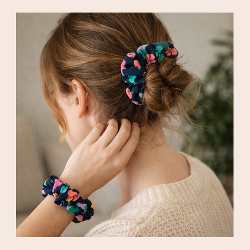 Scrunchie gedragen in het haar, gemaakt met het digitale naaipatroon Scrunchie Basis van Atelier KVG