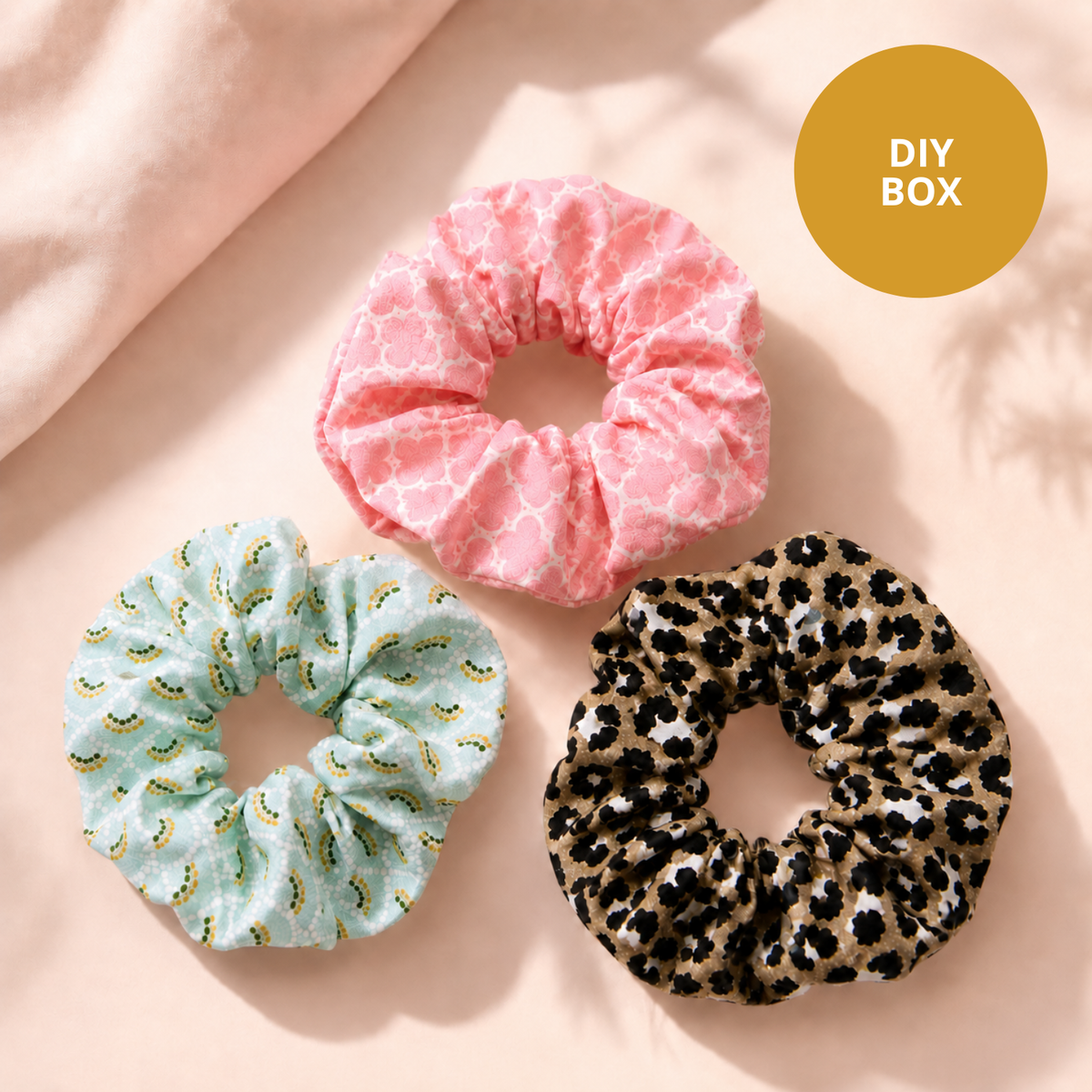 Drie afgewerkte scrunchies in roze, mint en luipaardprint – Atelier KVG