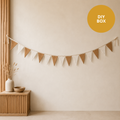 DIY Box vlaggenlijn in camel en gebroken wit met 15 voorgeknipte vlaggetjes – Atelier KVG