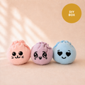 DIY naaibox Dumplings van Atelier KVG met drie pastelkleurige pluche dumplings en zwarte gezichtjes