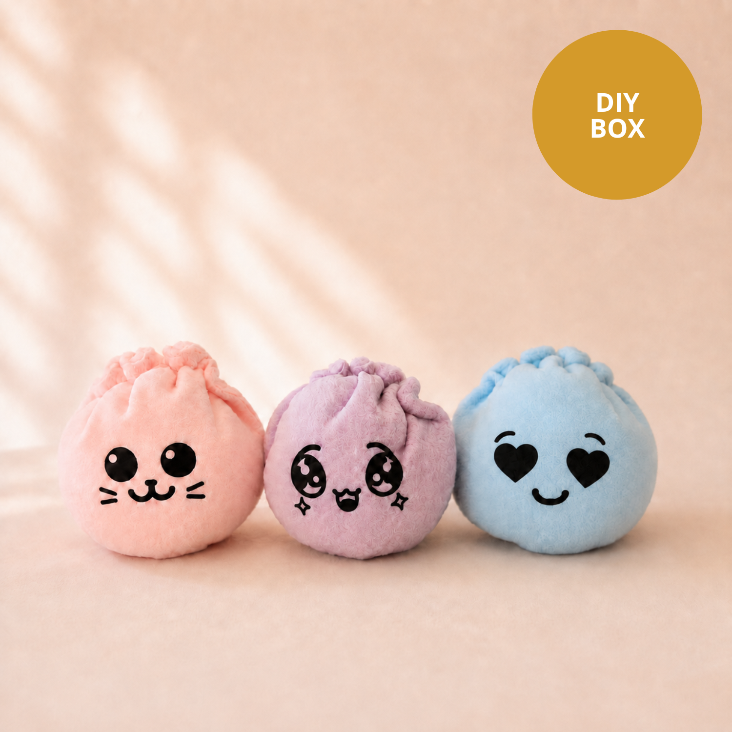 DIY naaibox Dumplings van Atelier KVG met drie pastelkleurige pluche dumplings en zwarte gezichtjes