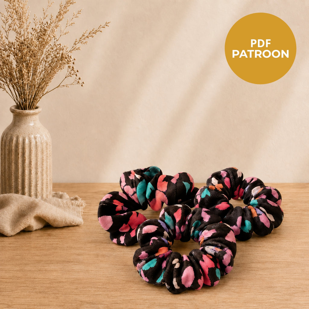 Digitaal naaipatroon Scrunchie Basis van Atelier KVG met drie kleurrijke scrunchies