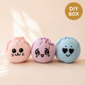 DIY naaibox Dumplings van Atelier KVG met drie pastelkleurige pluche dumplings en zwarte gezichtjes