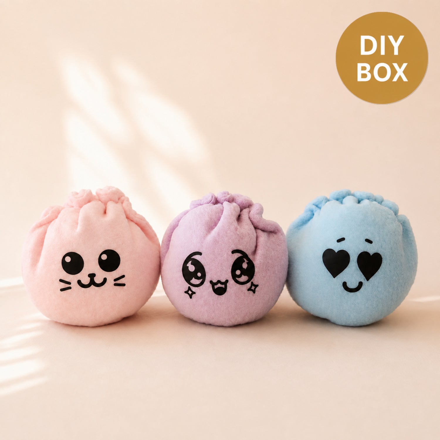 DIY naaibox Dumplings van Atelier KVG met drie pastelkleurige pluche dumplings en zwarte gezichtjes