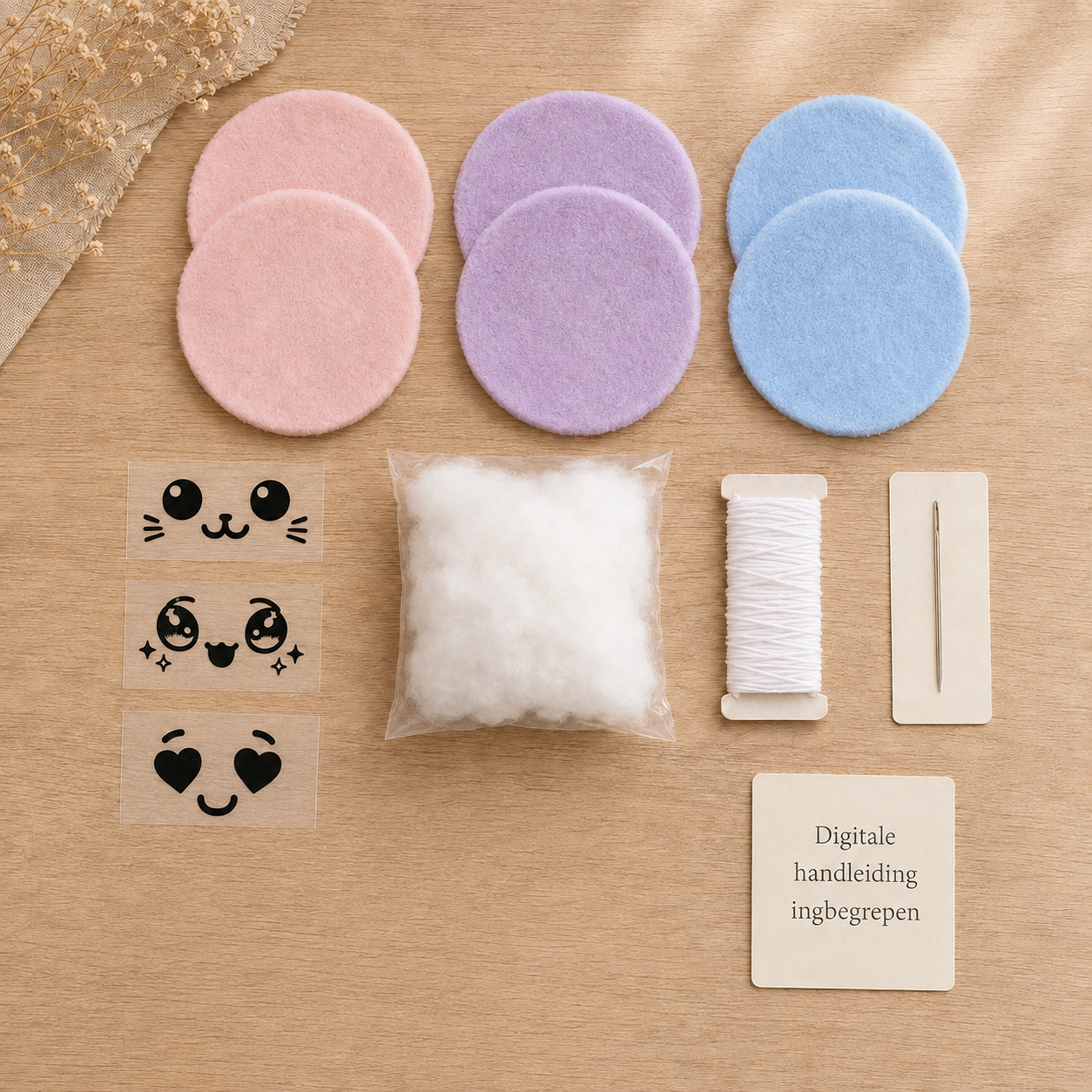 Inhoud van de Atelier KVG DIY naaibox Dumplings met pluche stof, zwarte gezichtjes, vulmateriaal, drieggaren en naald