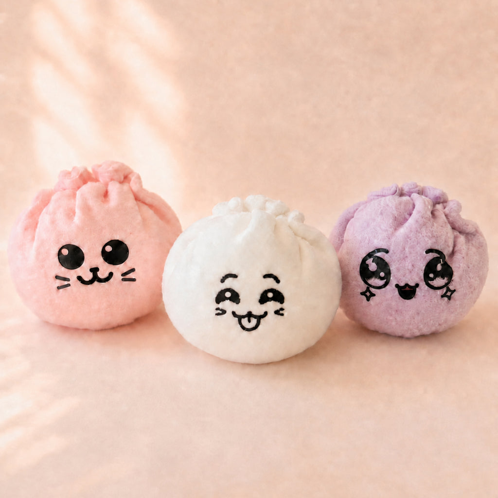Drie afgewerkte pluche dumplings uit de Atelier KVG DIY naaibox met witte Mystery Dumpling