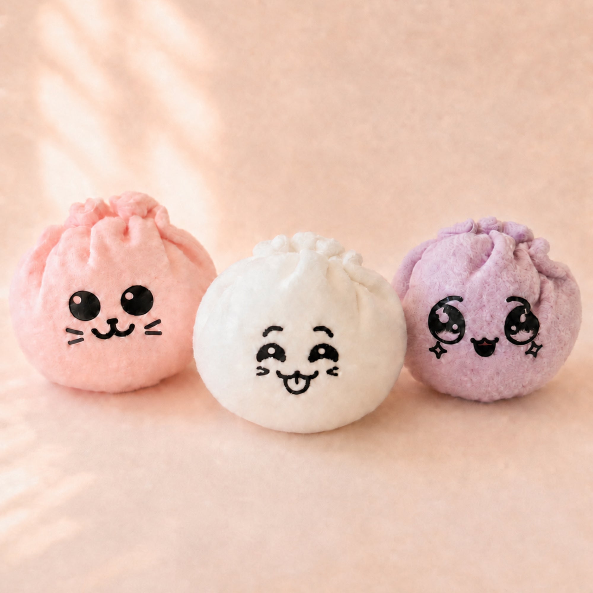 Drie afgewerkte pluche dumplings uit de Atelier KVG DIY naaibox met witte Mystery Dumpling