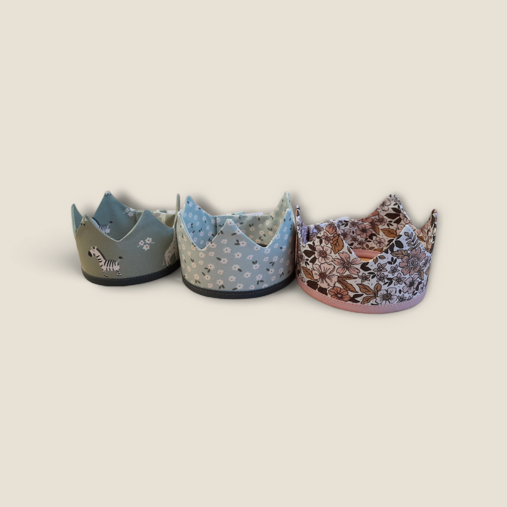 Drie handgemaakte verstelbare poppenkronen van Atelier KVG in retro bloemen, blauwe bloemetjes en dierenprint