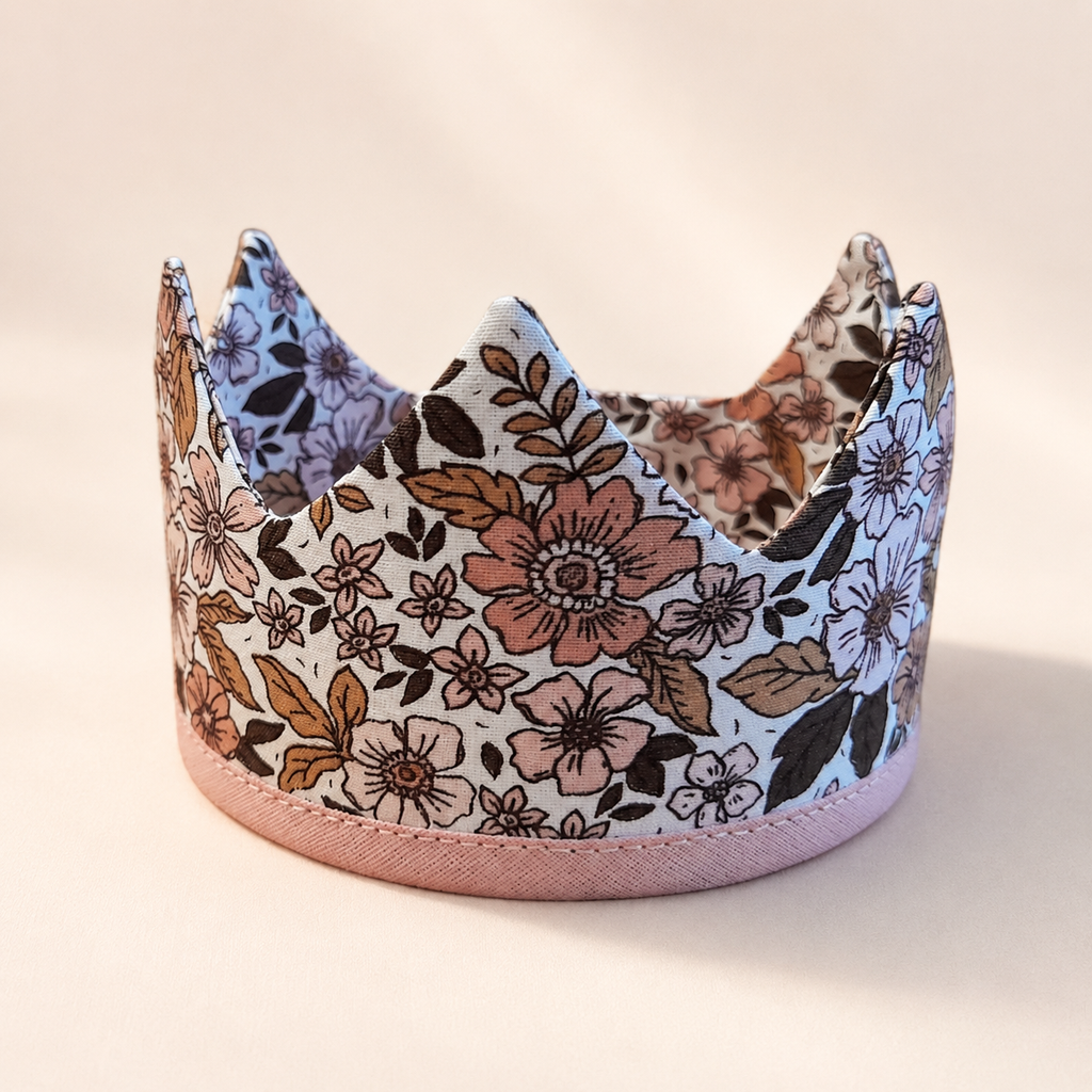 Detail van een stoffen poppenkroon met sierlint