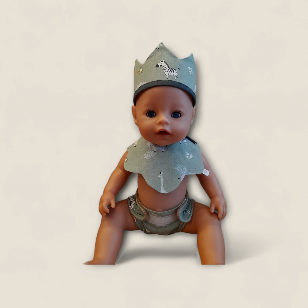 Baby Born-pop met een handgemaakte verstelbare poppenkroon in dierenprint