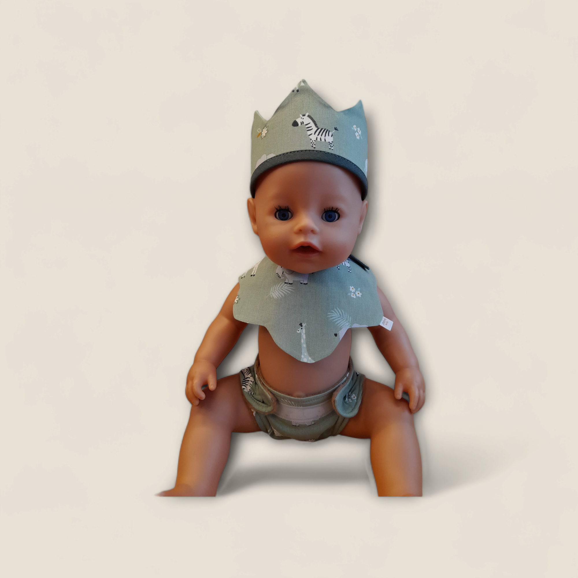 Baby Born-pop met een handgemaakte verstelbare poppenkroon in dierenprint