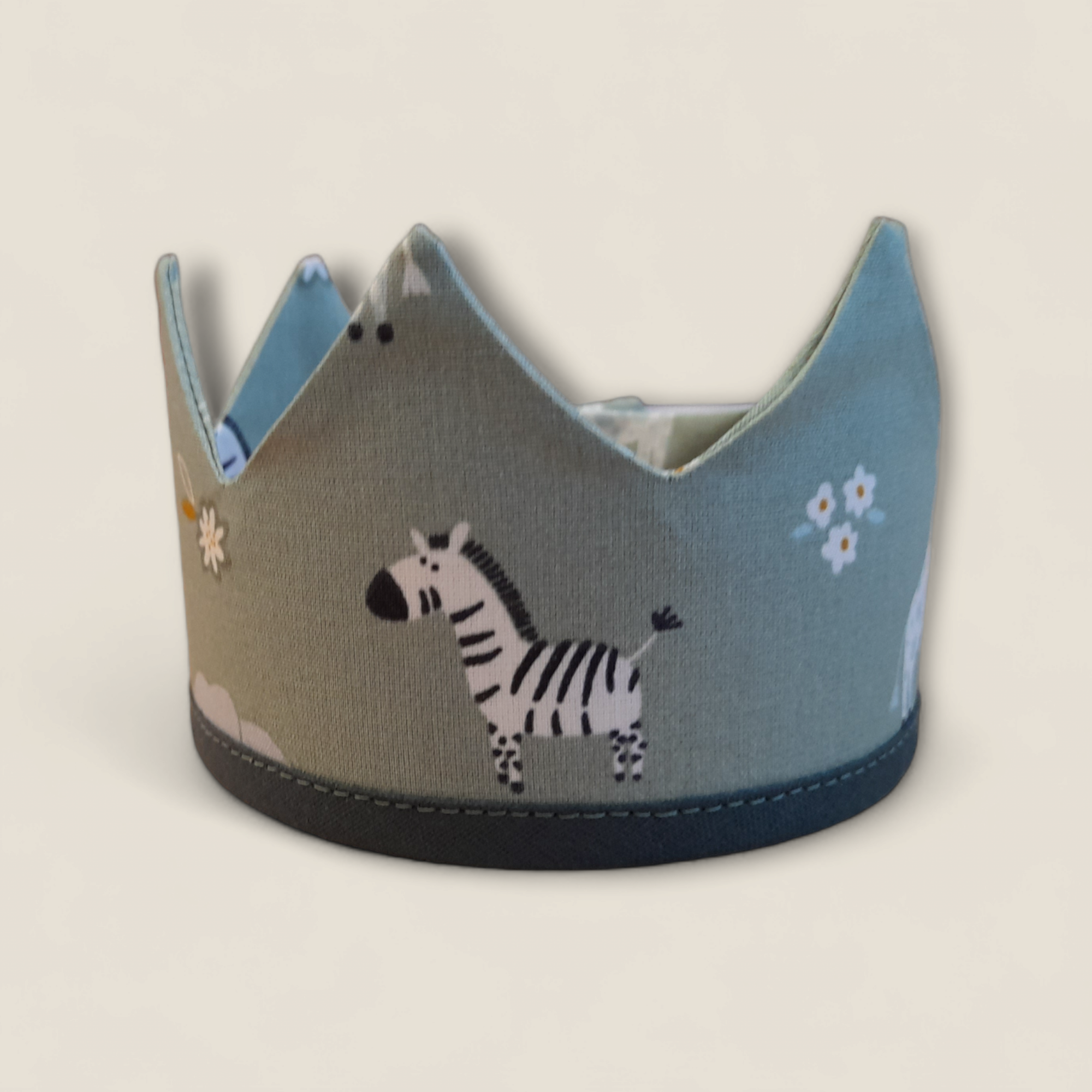 Handgemaakte verstelbare poppenkroon met dierenprint van Atelier KVG