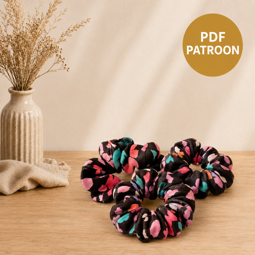 Digitaal naaipatroon Scrunchie Basis van Atelier KVG met drie kleurrijke scrunchies