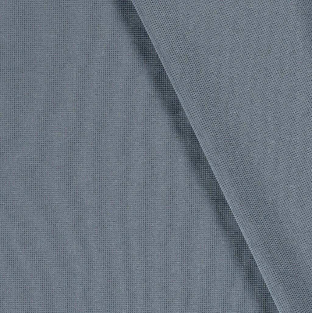 Detail en achterzijde van staalblauwe gebreide wafelstof – Atelier KVG