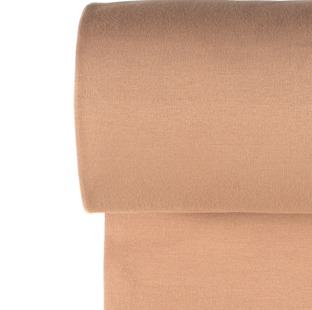 Detail van zachte elastische boordstof in de kleur koraal