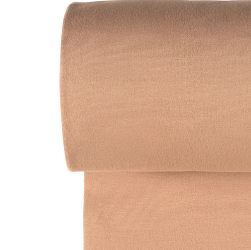 Detail van zachte elastische boordstof in de kleur koraal