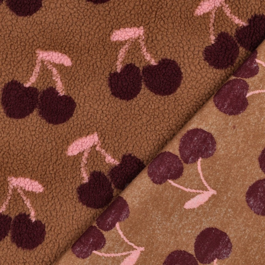 Bruine teddy fleece met bordeauxrode kersen en roze steeltjes