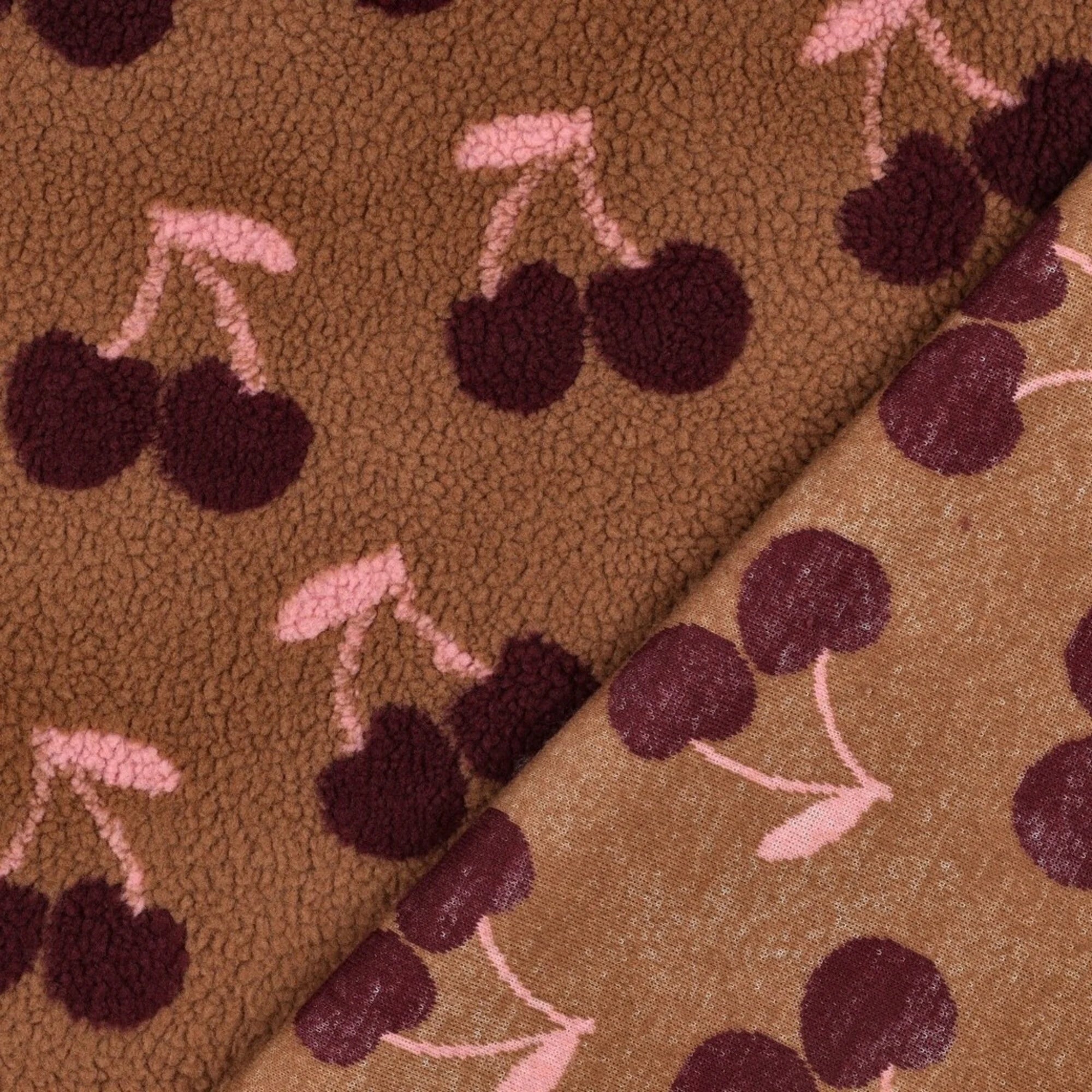 Bruine teddy fleece met bordeauxrode kersen en roze steeltjes