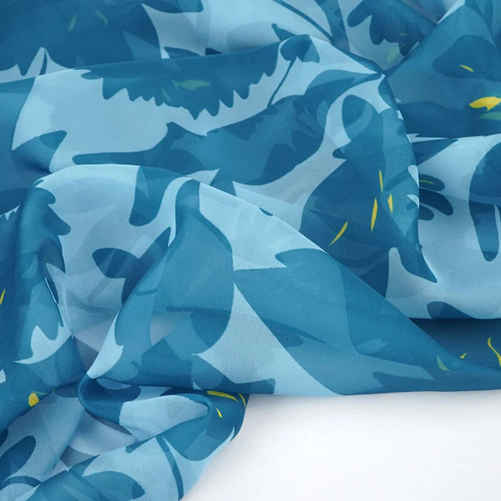 Gedrapeerde chiffon Vikki met blauwe bloemenprint en gele accenten