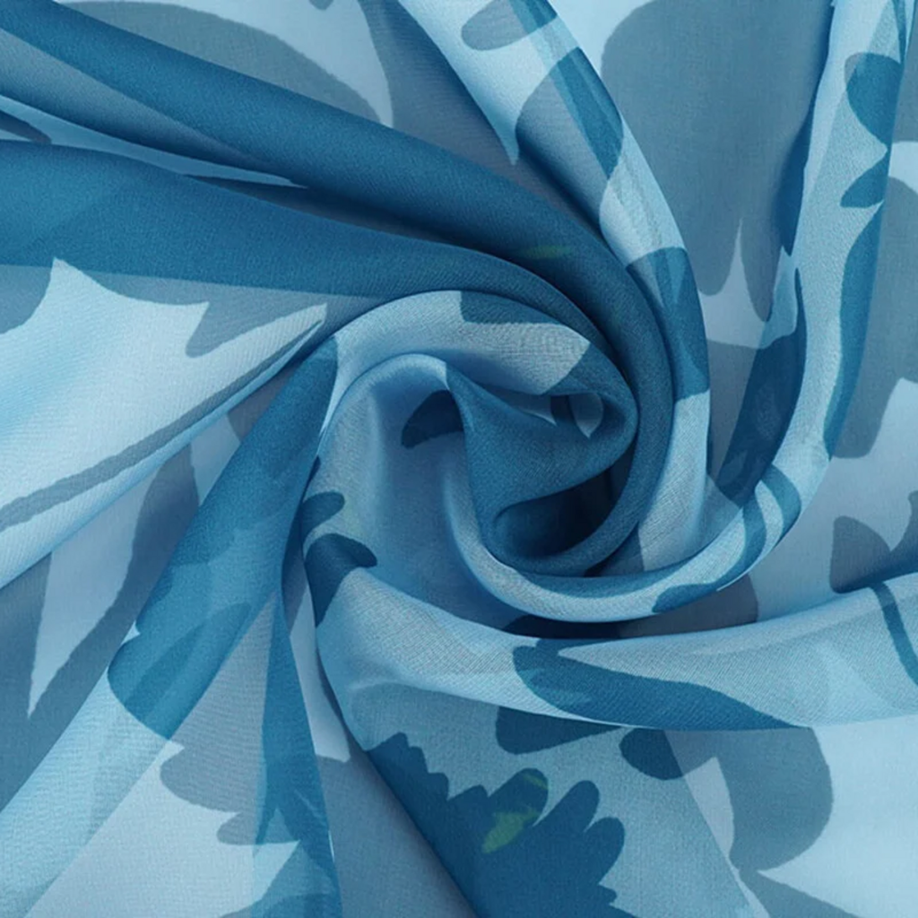 Detail van soepelvallende chiffon Vikki met blauwe bloemenprint