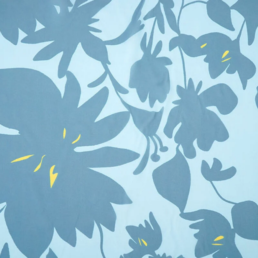 Blauwe bloemenprint van chiffon Vikki met meetlat voor het formaat