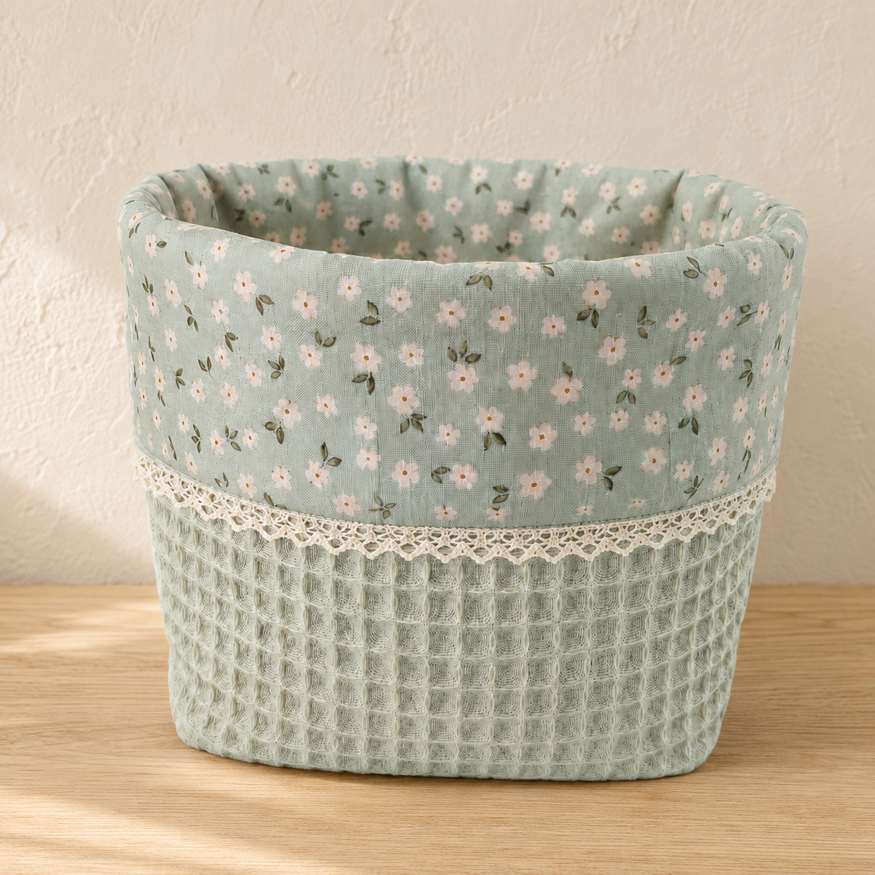 Muntgroen stoffen mandje met crèmekleurig kantje uit de DIY Box van Atelier KVG