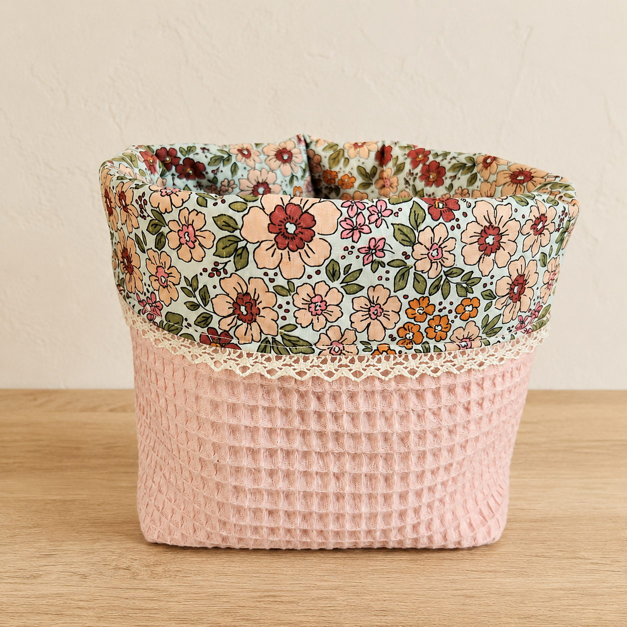 Roze stoffen mandje met crèmekleurig kantje uit de DIY Box van Atelier KVG