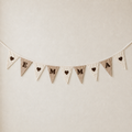 Atelier KVG – gepersonaliseerde DIY-vlaggenlijn in gebroken wit en taupe met naam EMMA en donkerbruine flockhartjes