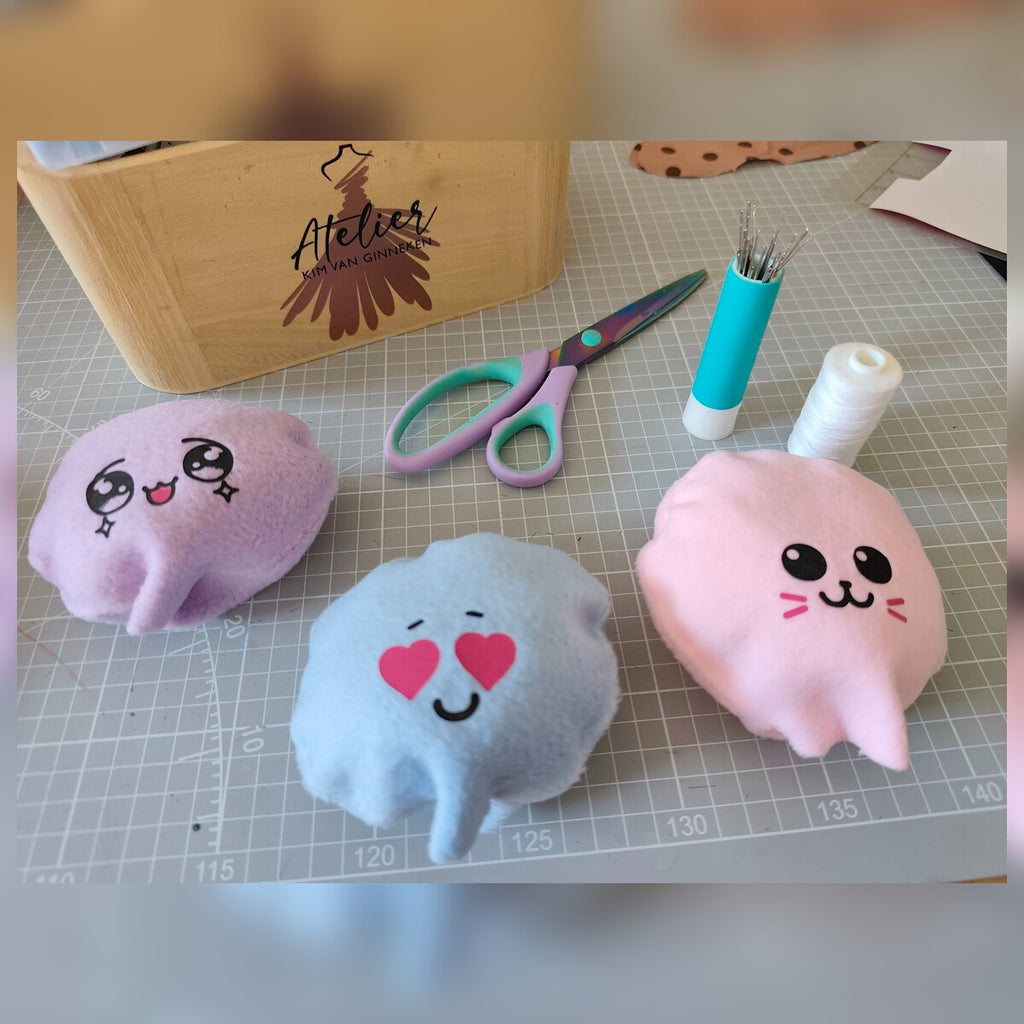 Drie zachte fleece dumplings tijdens een kinderworkshop bij Atelier KVG