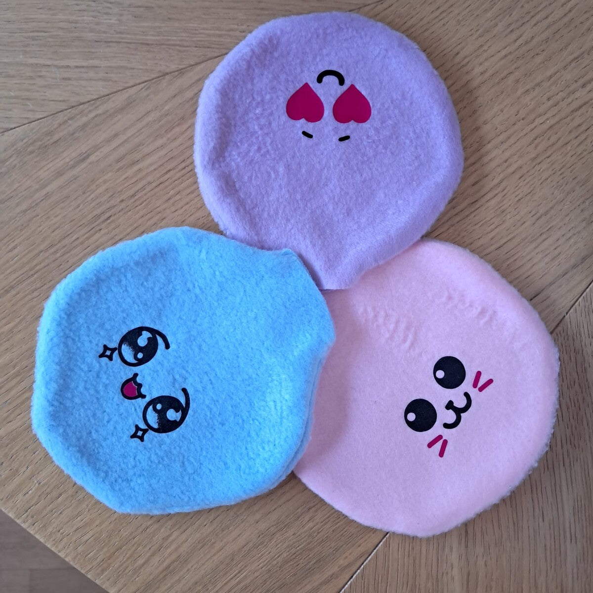 Drie zelfgemaakte fleece dumplings in blauw, roze en paars