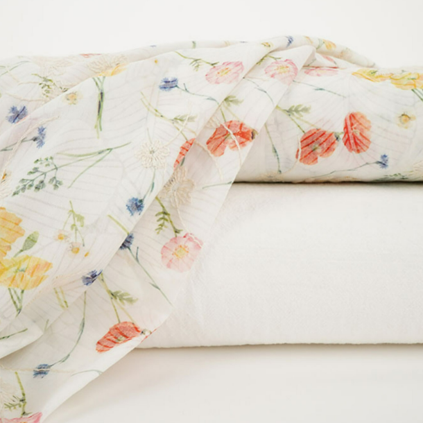 Witte katoenmix met kleurrijke bloemenprint en geborduurde details