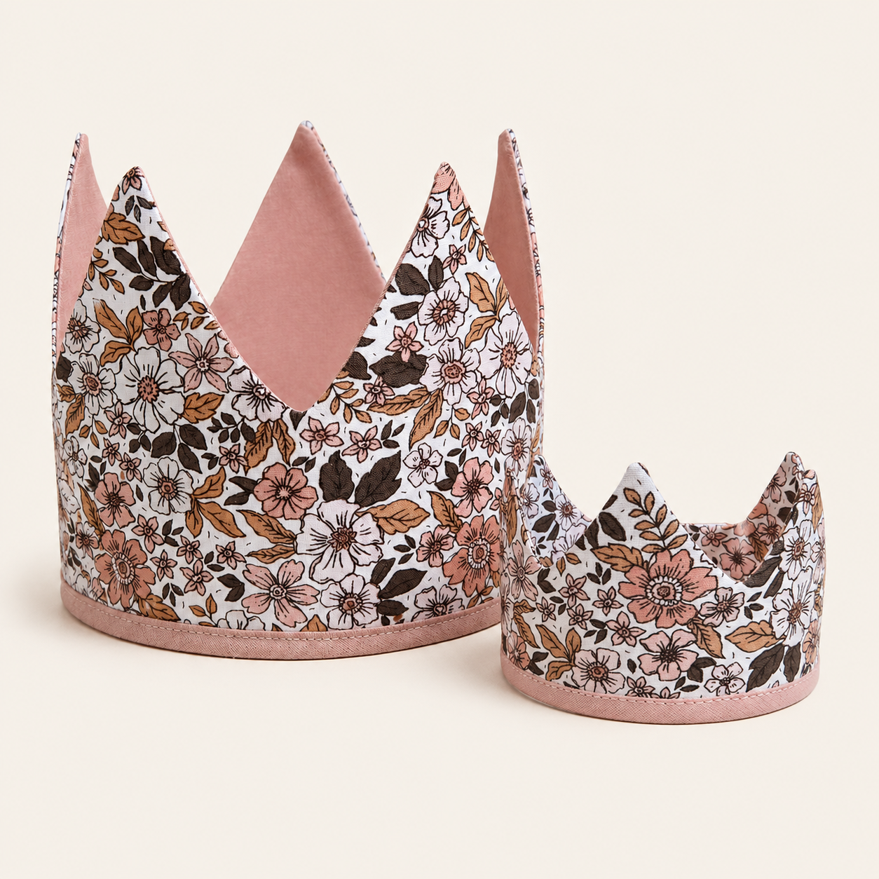 Handgemaakte verjaardagskroon met bijpassende poppenkroon in vintage bloemenprint van Atelier KVG