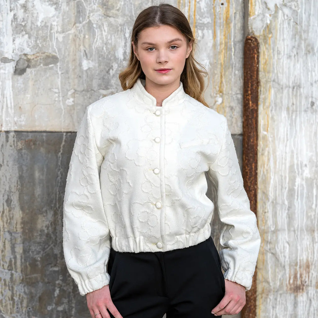 Voorbeeld van een jasje gemaakt uit gebroken witte heavy knit jacquard
