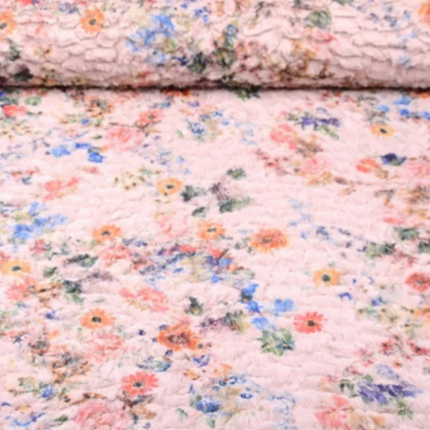 Poederroze imitatiebont met kleurrijke bloemen op rol