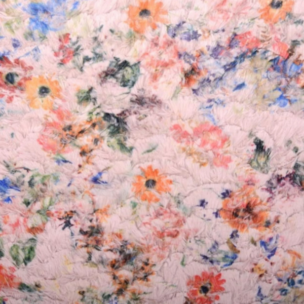 Detail van zacht poederroze imitatiebont met kleurrijke bloemenprint