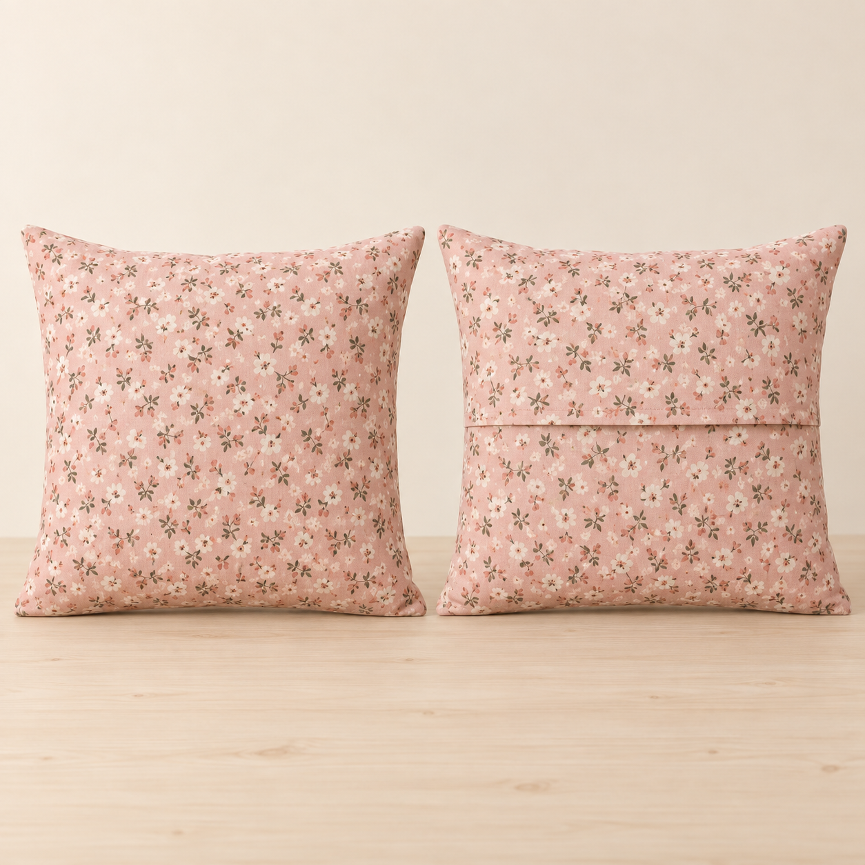 Voor- en achterkant van een roze bloemenkussen met envelopsluiting voor de naaiclub