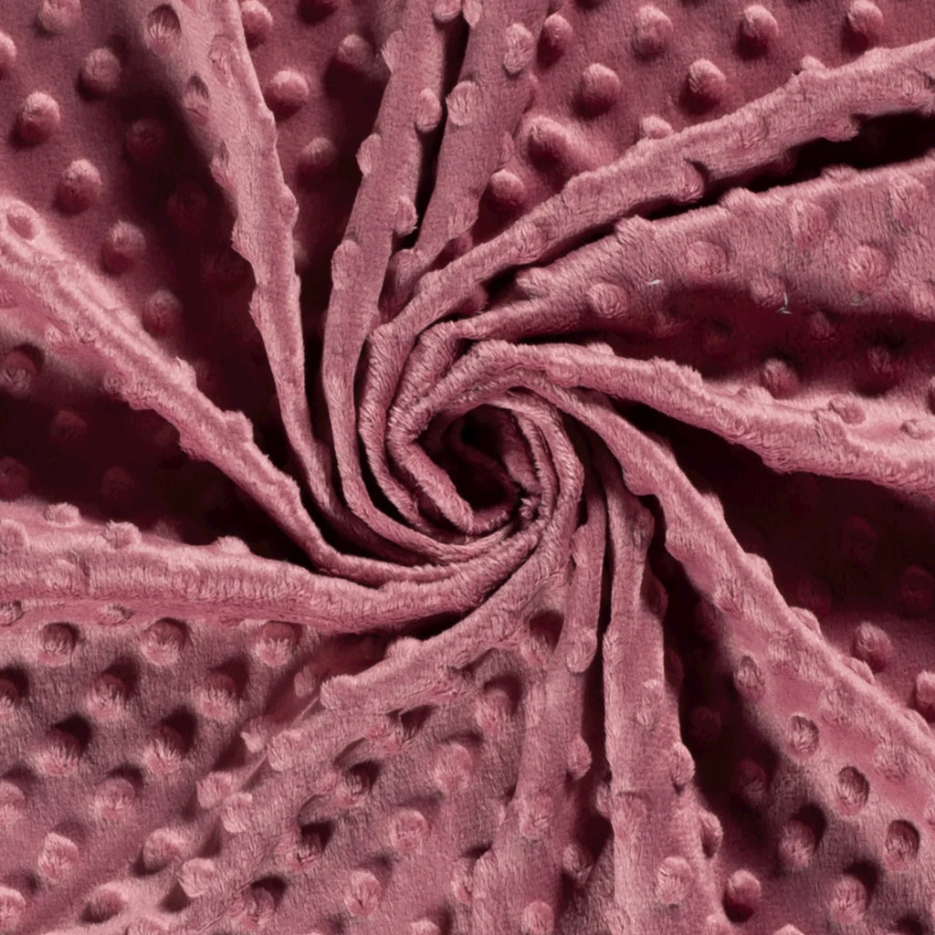 Gedrapeerde oudroze minky fleece met zachte stippenstructuur