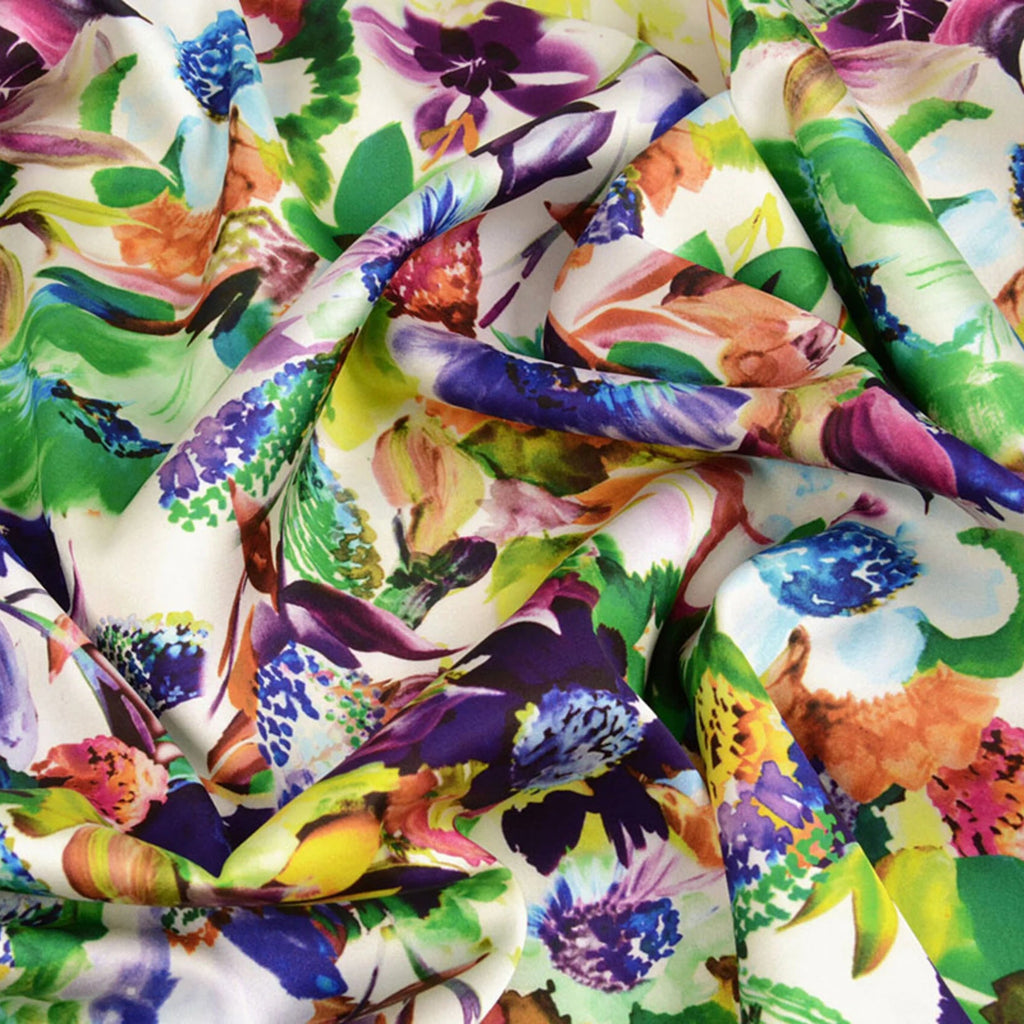 Close-up van glanzende stretchsatijn met multicolor bloemenprint
