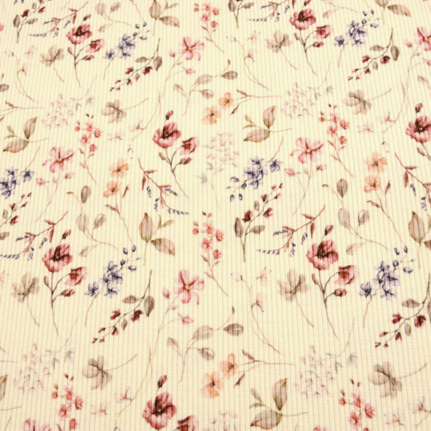 Detail van romantische bloemenprint op crèmekleurige rib jersey
