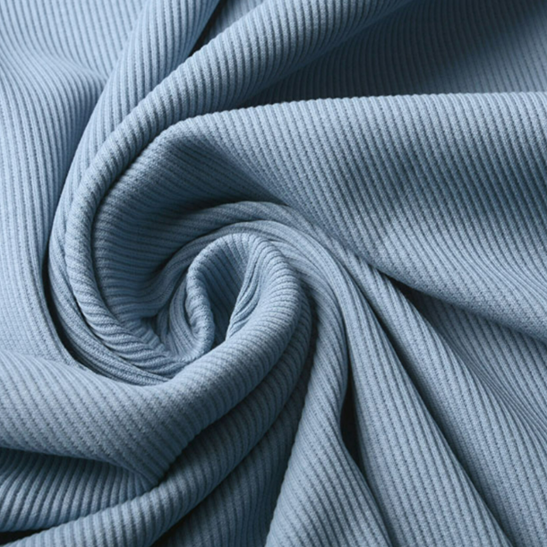 Gedrapeerde lichtblauwe rib jersey met zachte fijne ribstructuur
