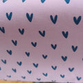 Atelier KVG – oudroze Stenzo French Terry met donkerblauwe hartjes