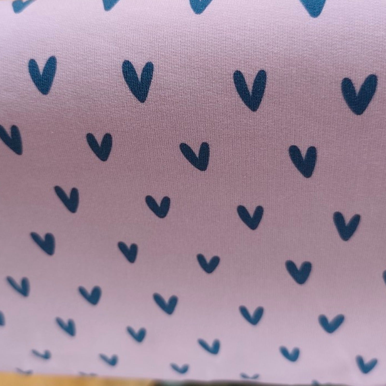 Atelier KVG – oudroze Stenzo French Terry met donkerblauwe hartjes