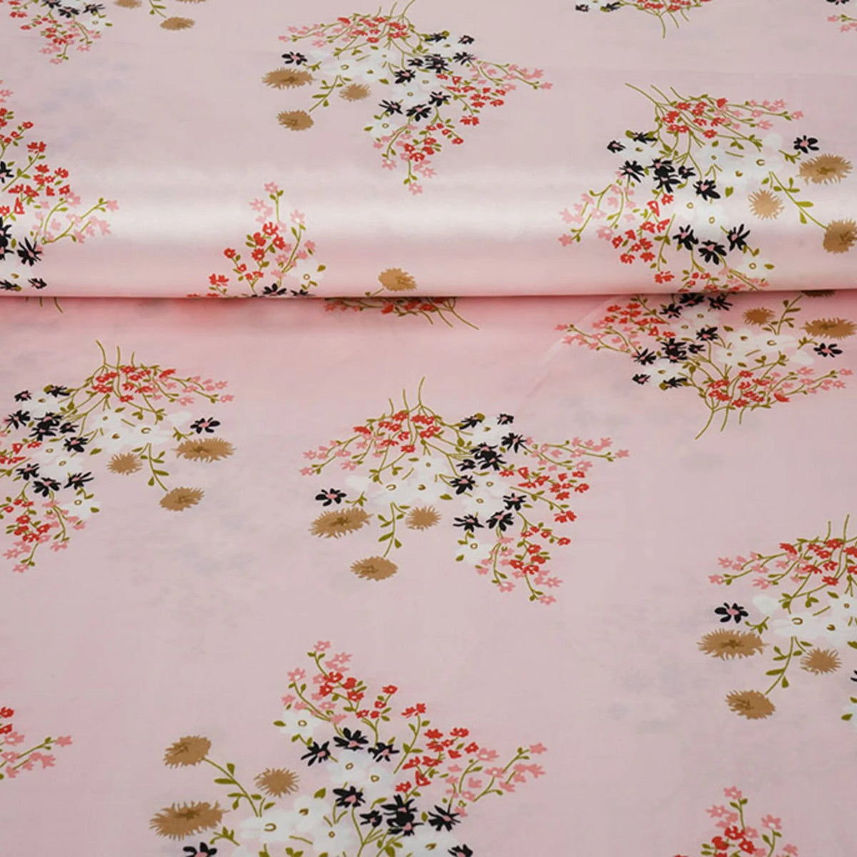 Detail van de bloemenprint op lichtroze stretch satijn