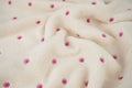 Crèmekleurige teddy fleece met kleine geborduurde roze bloemen