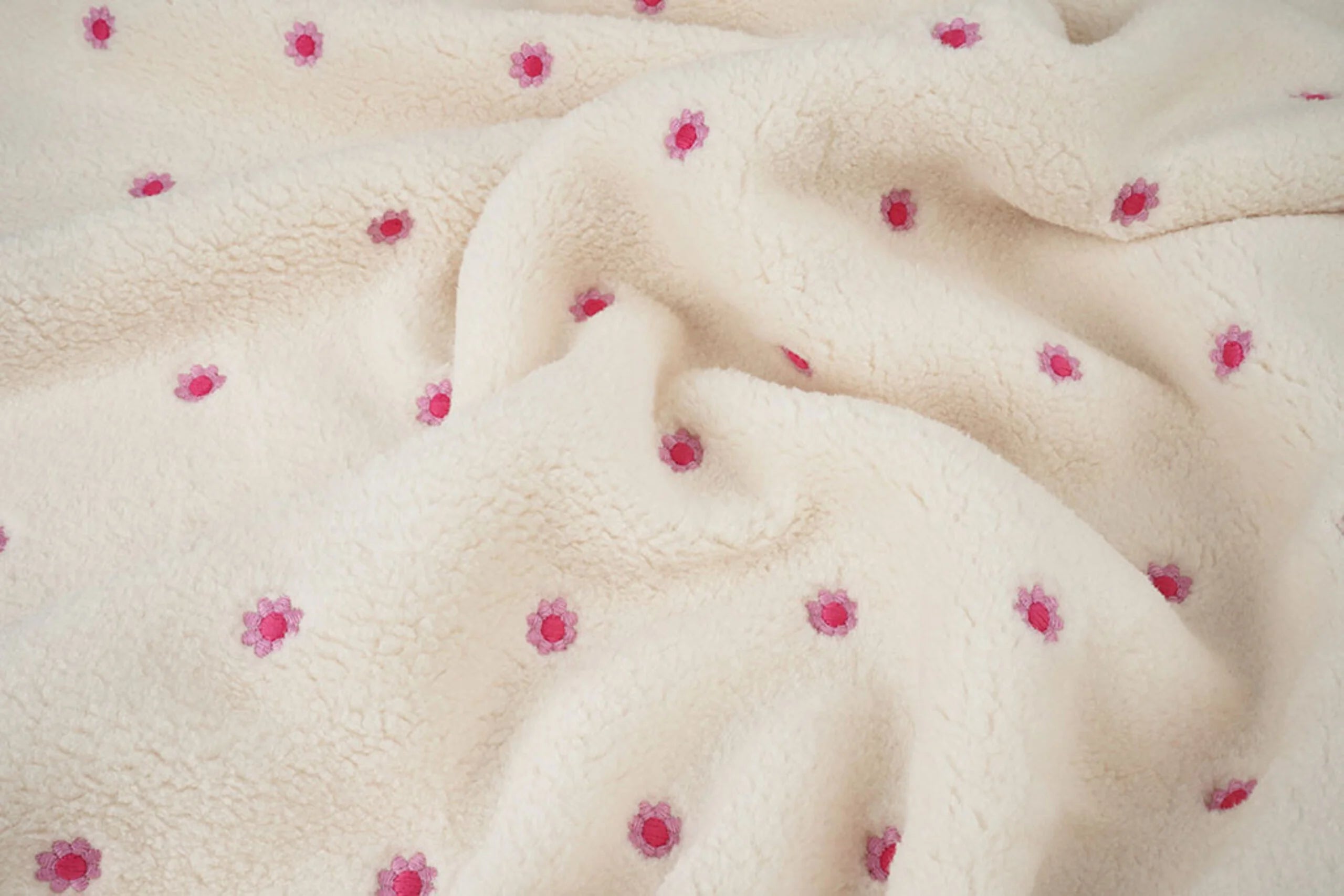Crèmekleurige teddy fleece met kleine geborduurde roze bloemen