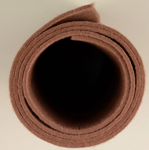 Opgerolde zalmkleurige viltstof van 45 cm breed – Atelier KVG