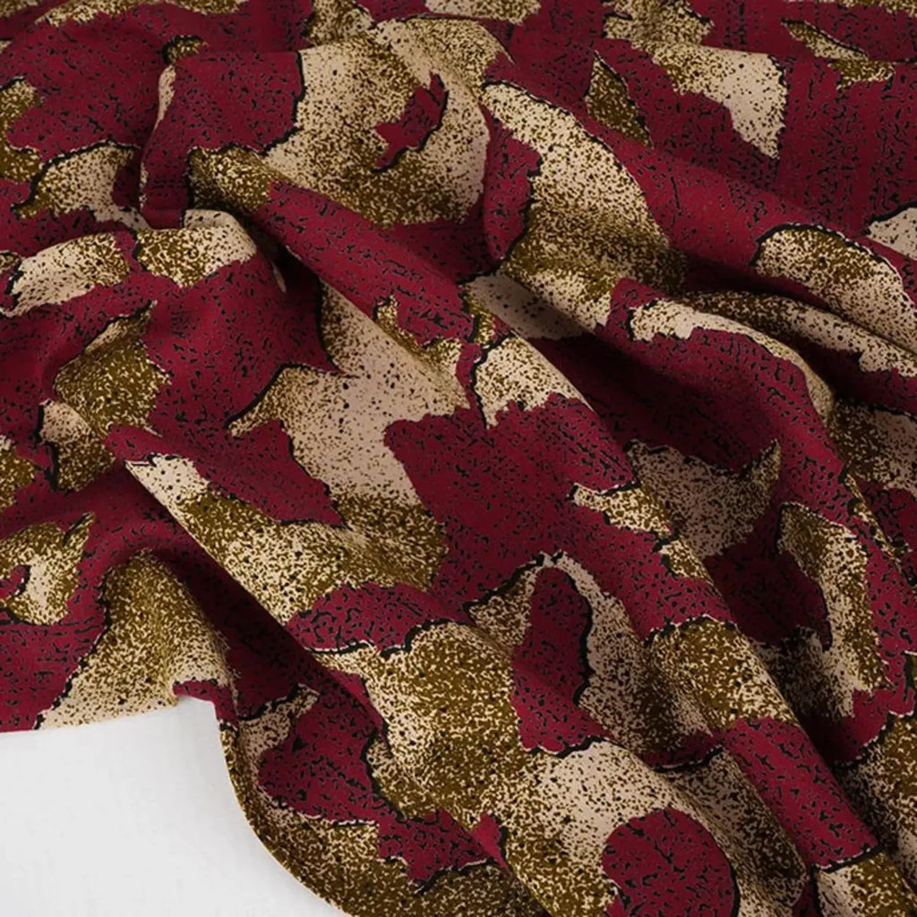 Viscose stof met abstracte print in bordeaux, kaki en ecru