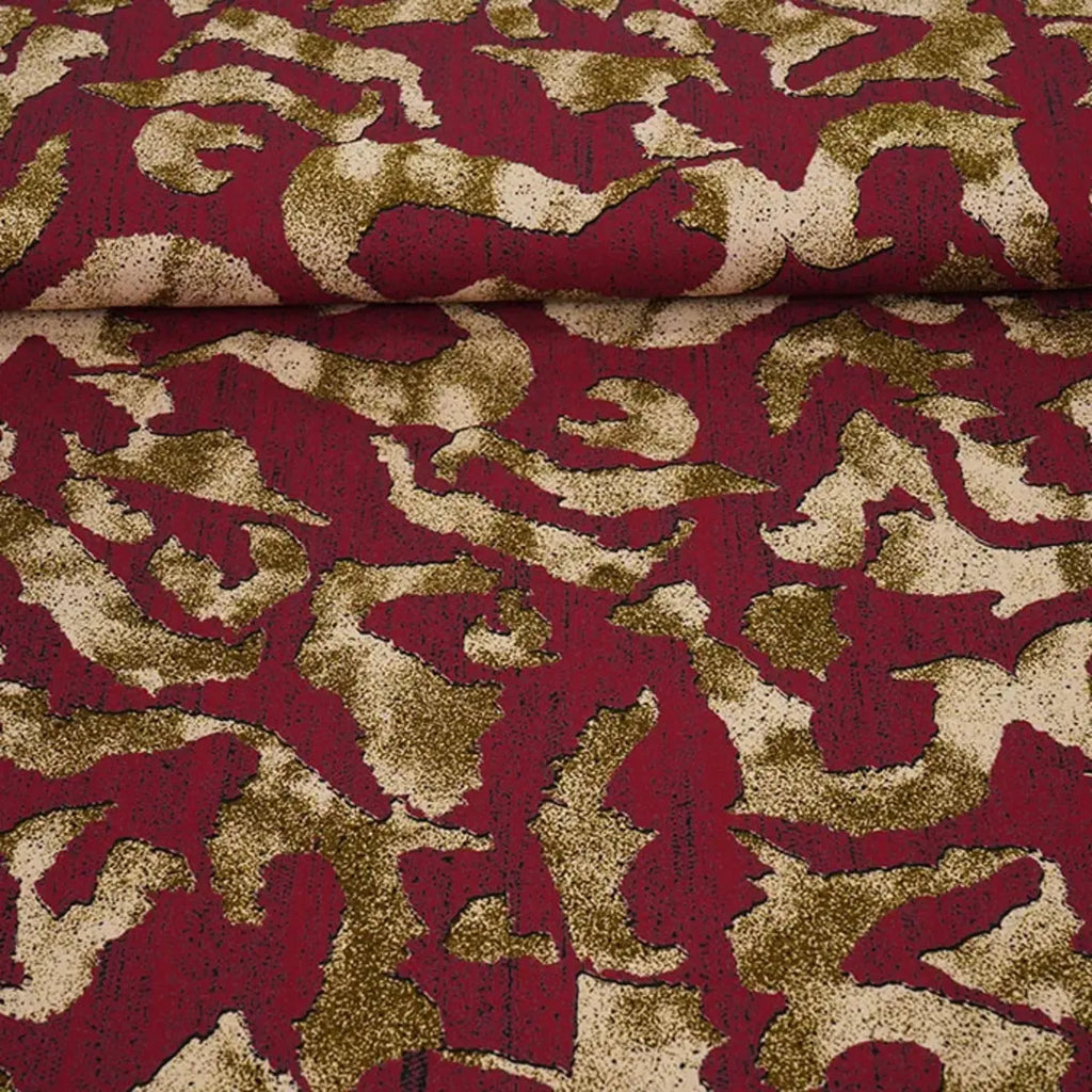 Detail van soepelvallende viscose stof met bordeauxrode, kaki en ecru print