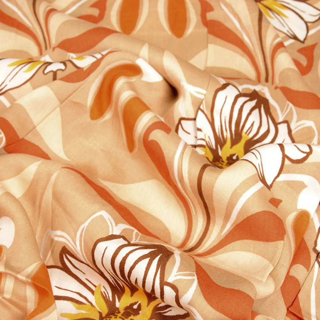 Soepelvallende viscose stof met plooien en bloemenprint in zand, oranje en crème